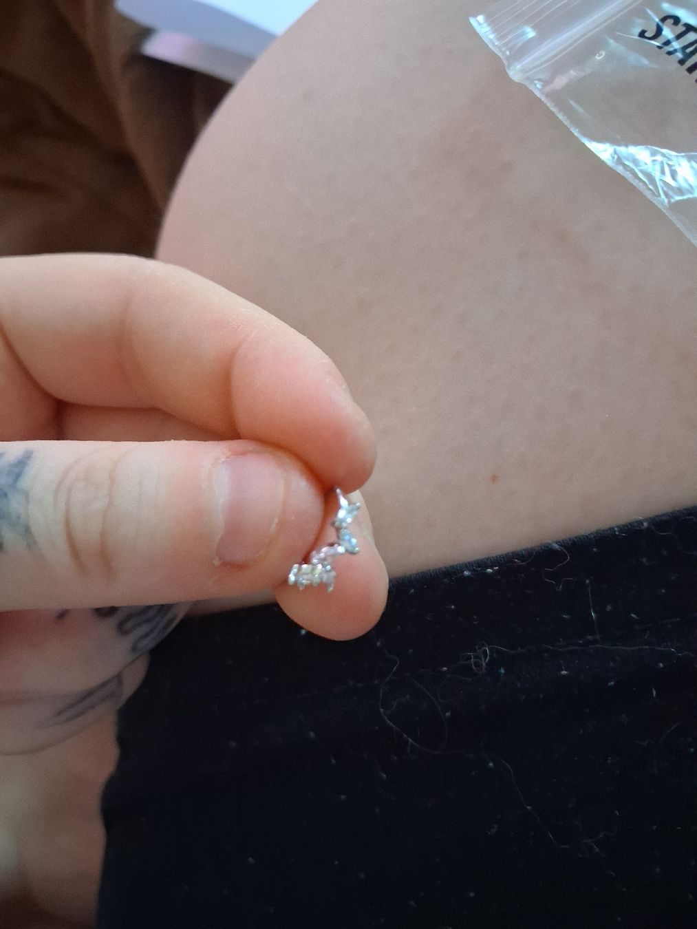 Bijoux piercing: Nasenring silberfarben mit Steinen neuwertig – Neuf avec emballage d'origine à Sevelen par rot_7p8z
