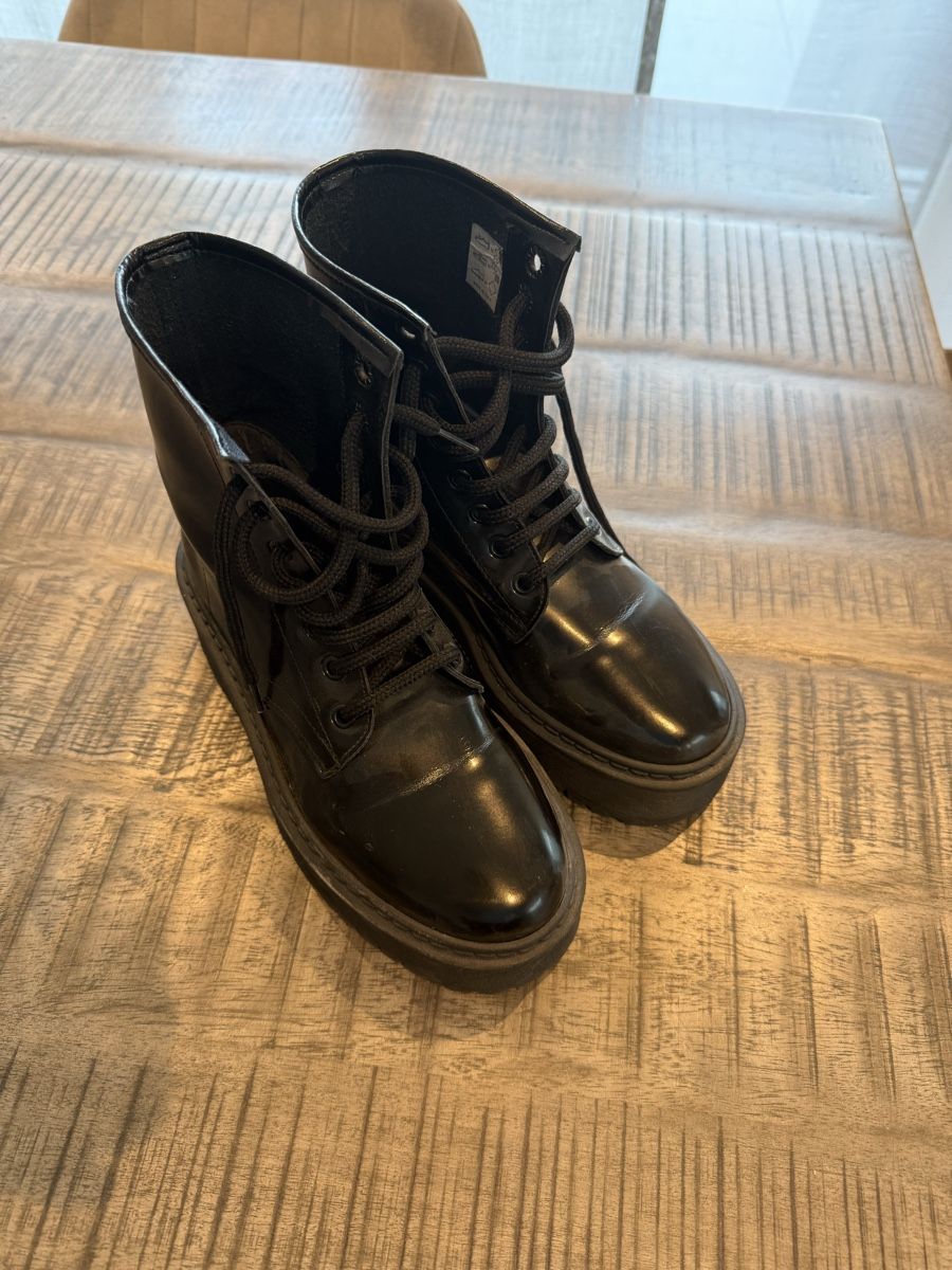 Scarpe da donna: Schwarze Stiefel Grösse 36 – Usato da Selzach venduto da romanstraumann
