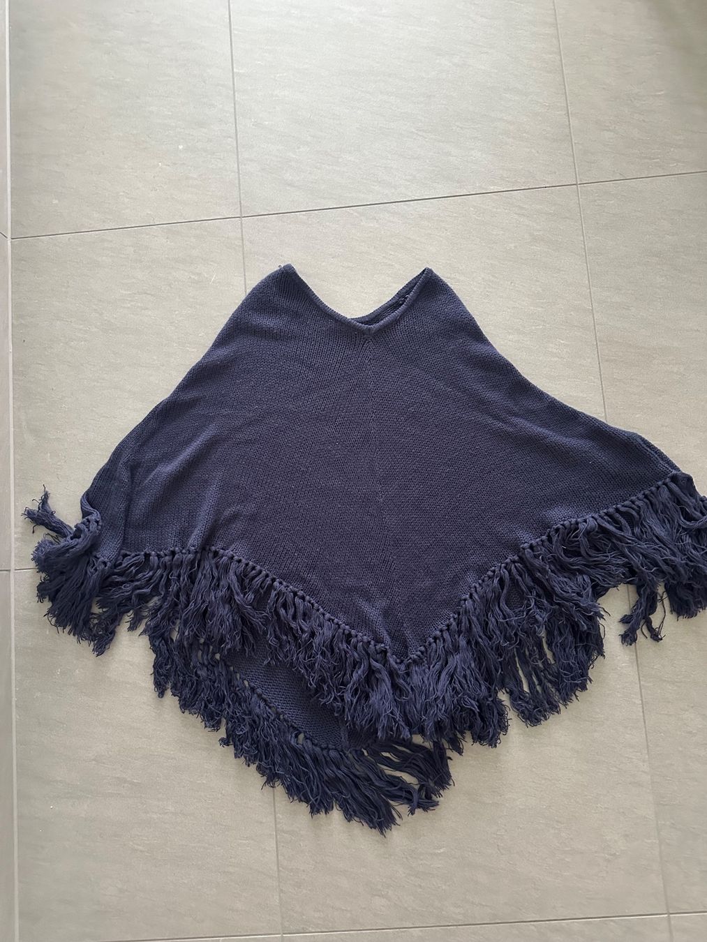 Sonstige Damenmode: Trendiger Strickponcho mit Fransen, dunkelblau, neuwertig – Gebraucht aus Boniswil von sunnebluemeli 1