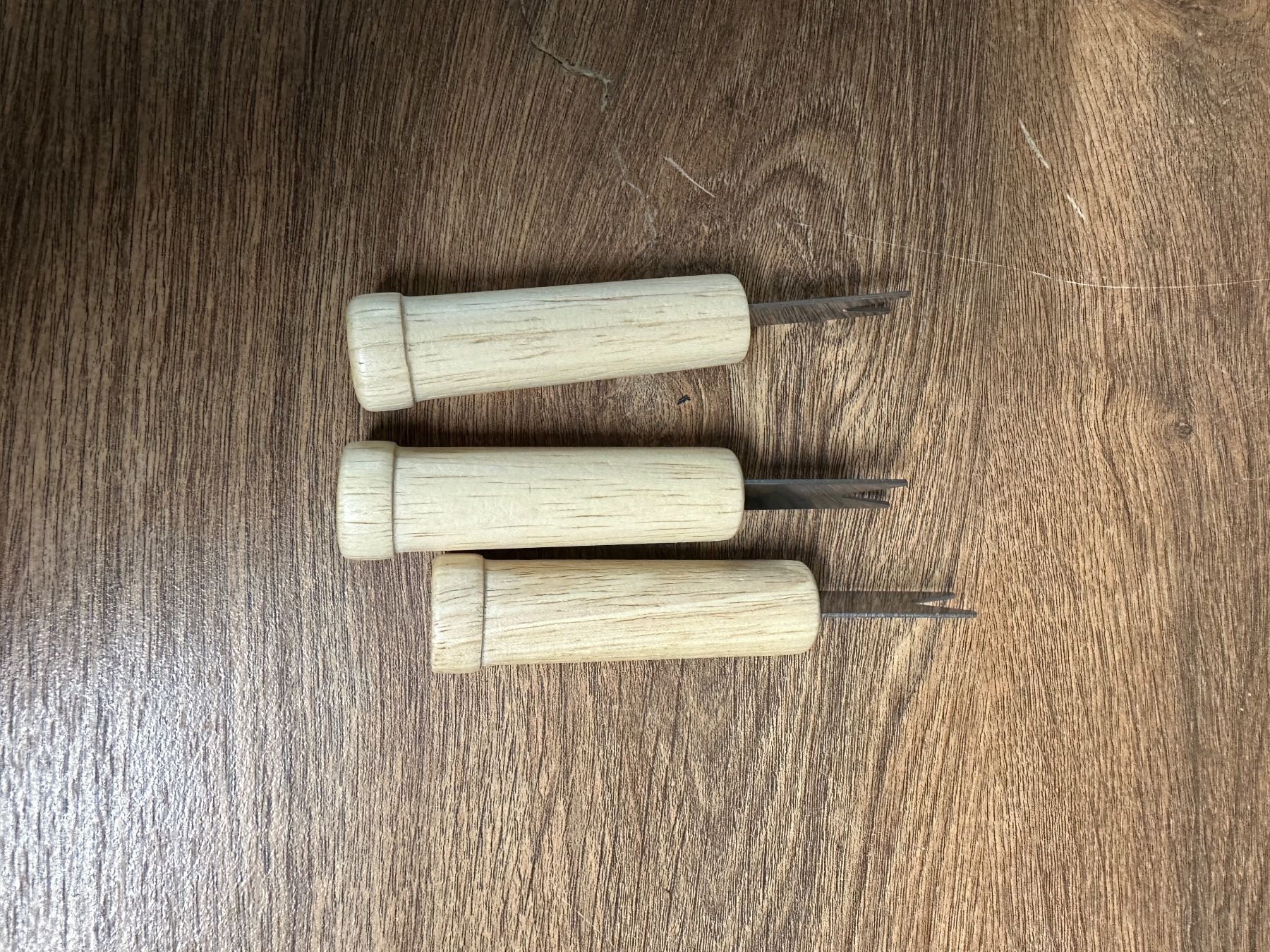 Set di posate: Set von 3 Stechbeitel, Holzgriff – Nuovo (secondo la descrizione) da Nussbaumen AG venduto da olitech5415