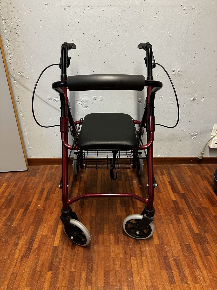 Chaises roulantes: Rollator à 4 roues – Neuf (Voir description) à Châtelaine par Mayy 2