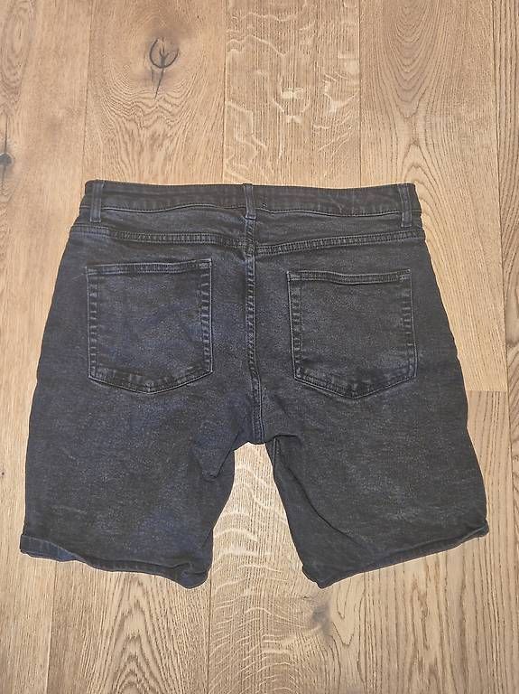 Jeans: Asos Jeans-Shorts Grösse 34 – Usato da Embrach venduto da pet_vm5r 1