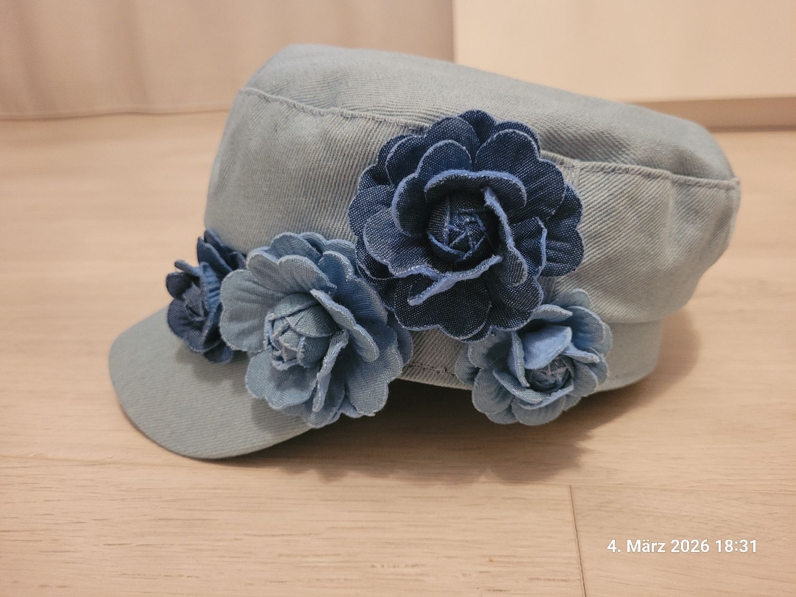 Copricapi, berretti & cappellini: Denim Hut mit Blumen – Usato da Bünzen venduto da Milly32 1