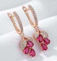 Boucles d'oreilles pendantes rubis et or rose - Chic!
