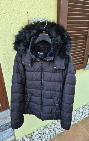 Damen Winterjacke mit abnehmbarer Kapuze, wasserabweisend.