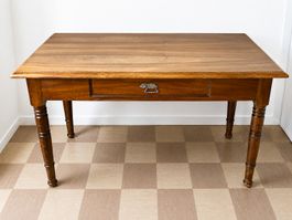 Massivholz-Tisch mit Schublade
