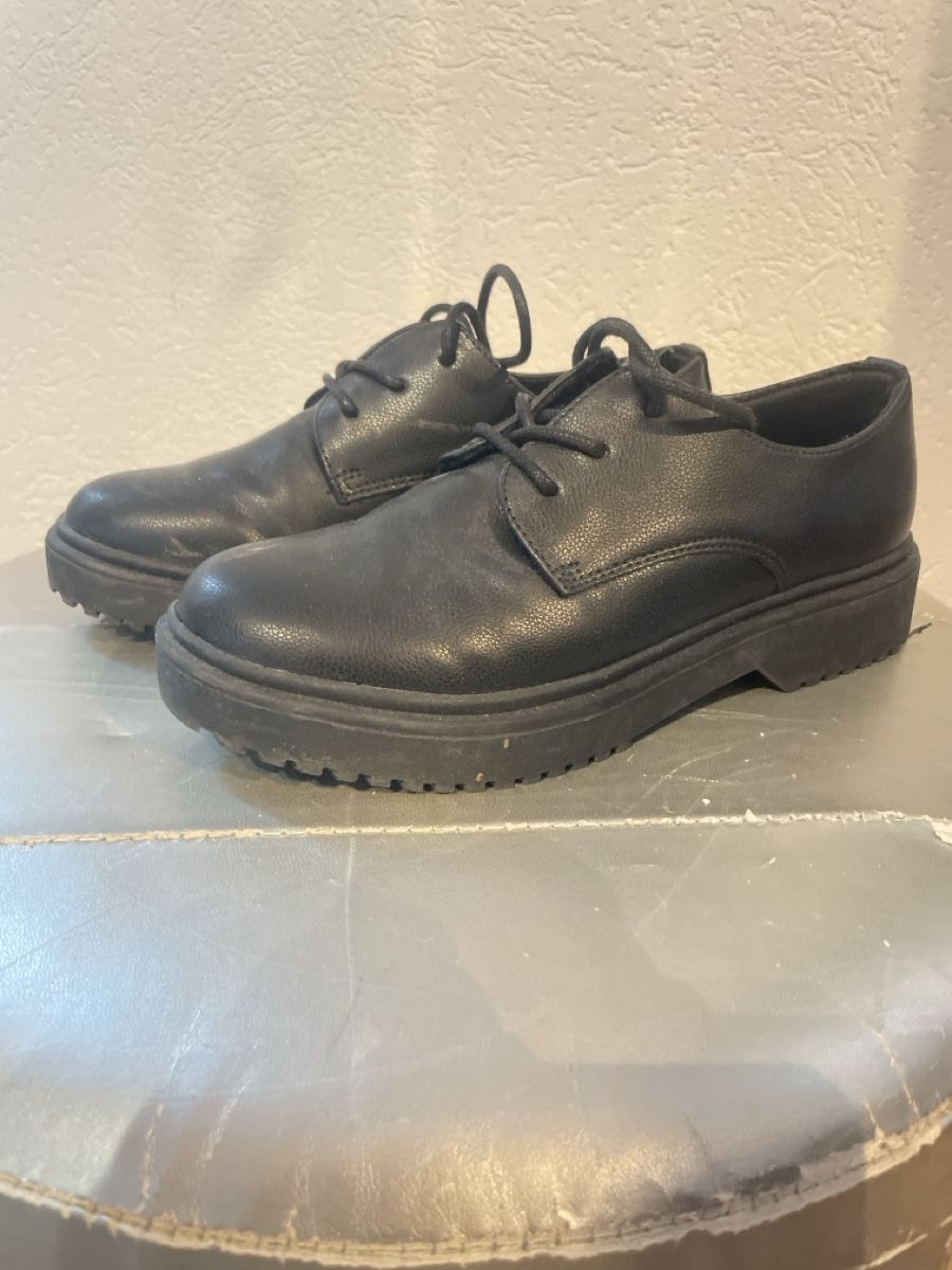 Scarpe per ragazzi: Schwarze Schnürschuhe Grösse 35 – Usato da Bettwil venduto da Zneb84