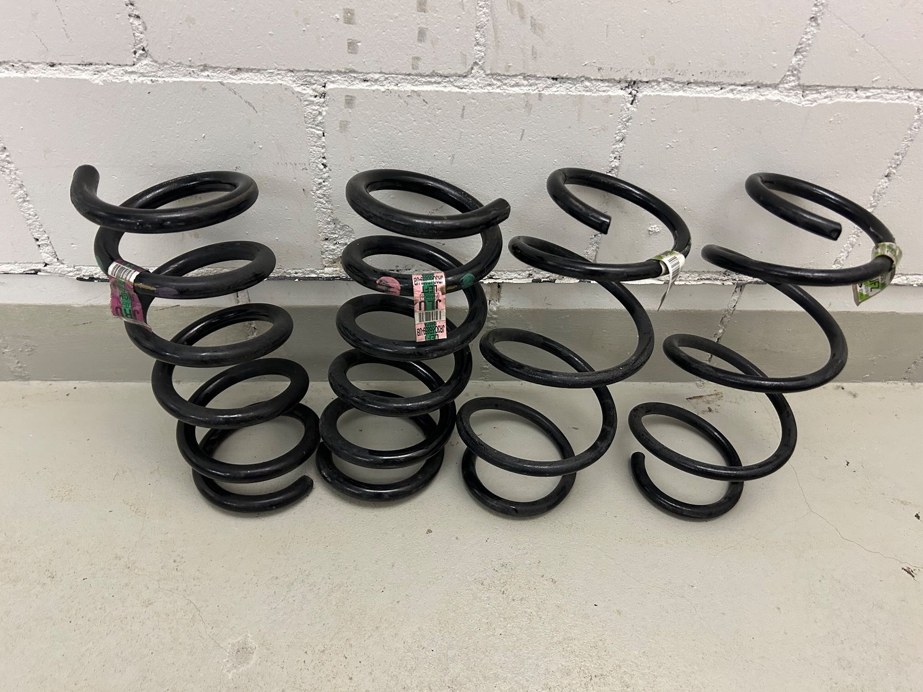 Ford Tutti pezzi di ricambio auto: Federn Original Ford Mustang 2020 – Usato da Uster venduto da tas_zm27
