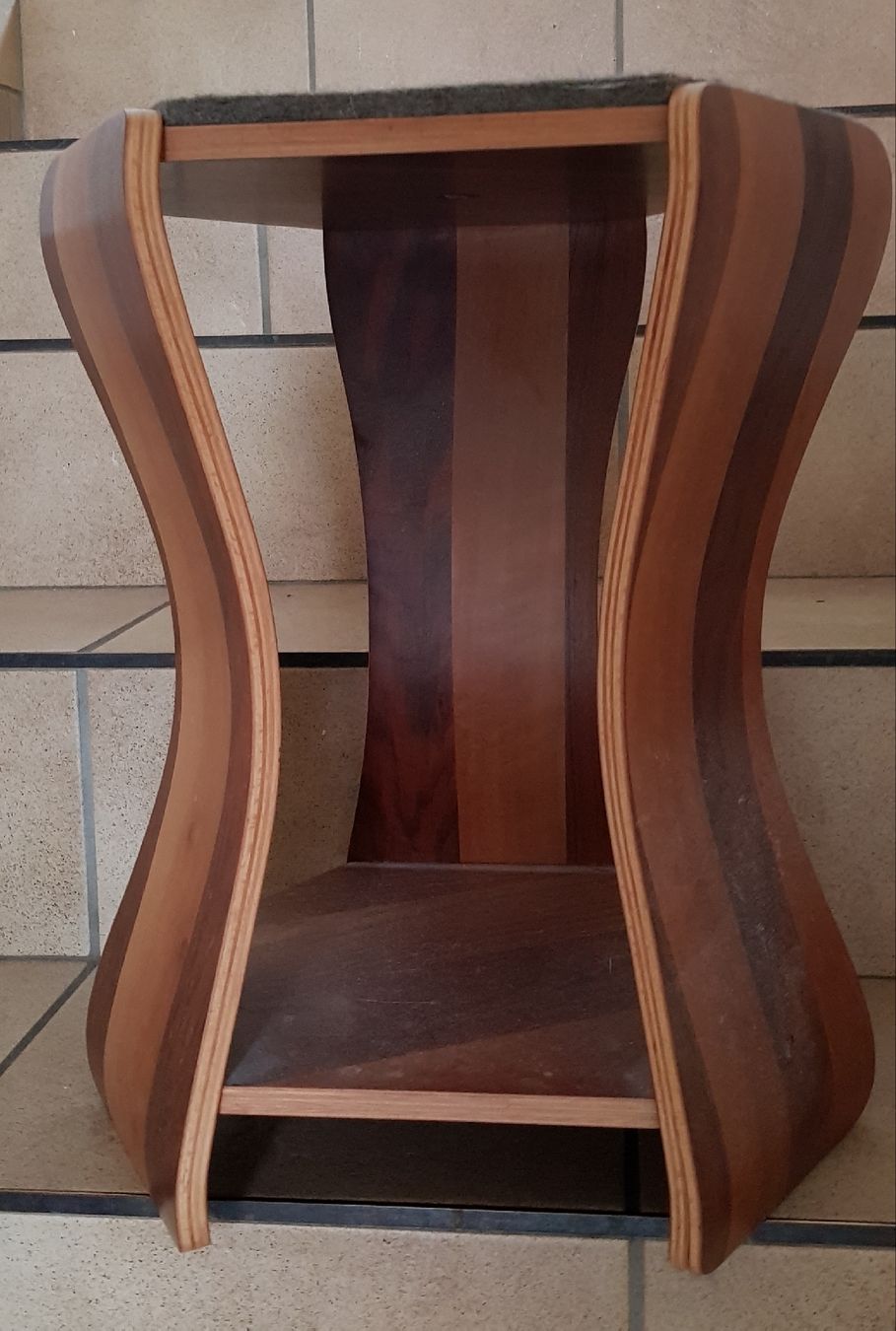 Pfister Sgabelli: Hocker Nussbaum Atelier Pfister stapelbar – Usato da Olten venduto da Yen6