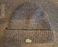 BONNET LACOSTE GRIS/NOIR COMME NEUF !