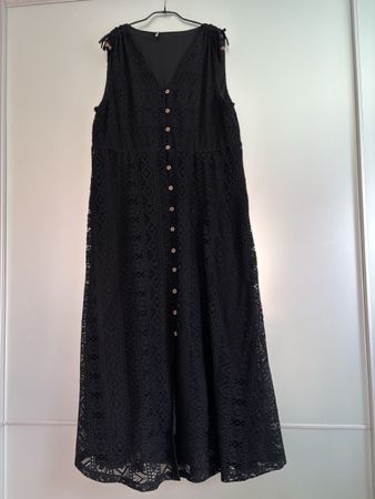 Kleid schwarz Spitzenmuster Knopfleiste A-Linie Grösse L