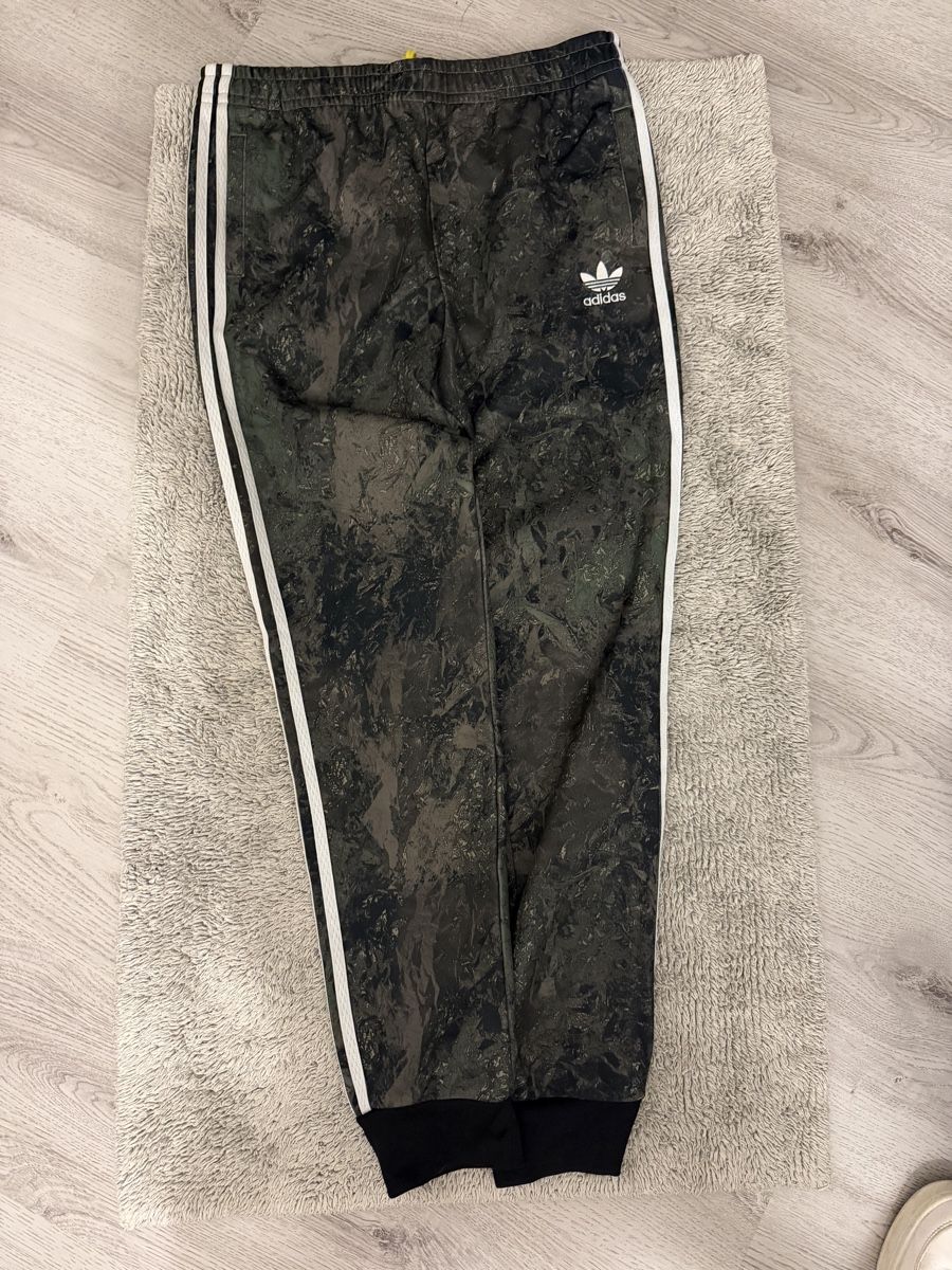 Pantaloni: Adidas Trainingshose  – Usato da Lauerz venduto da Kris1996
