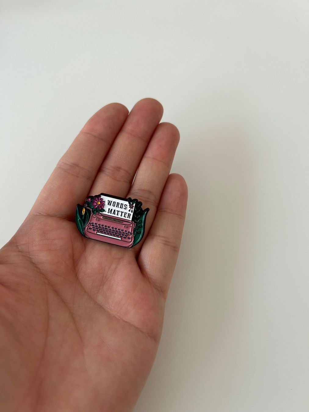 Placchette & Badge: Pin - Words matter -  New – Nuovo (secondo la descrizione) da Basel venduto da lau_982w 2