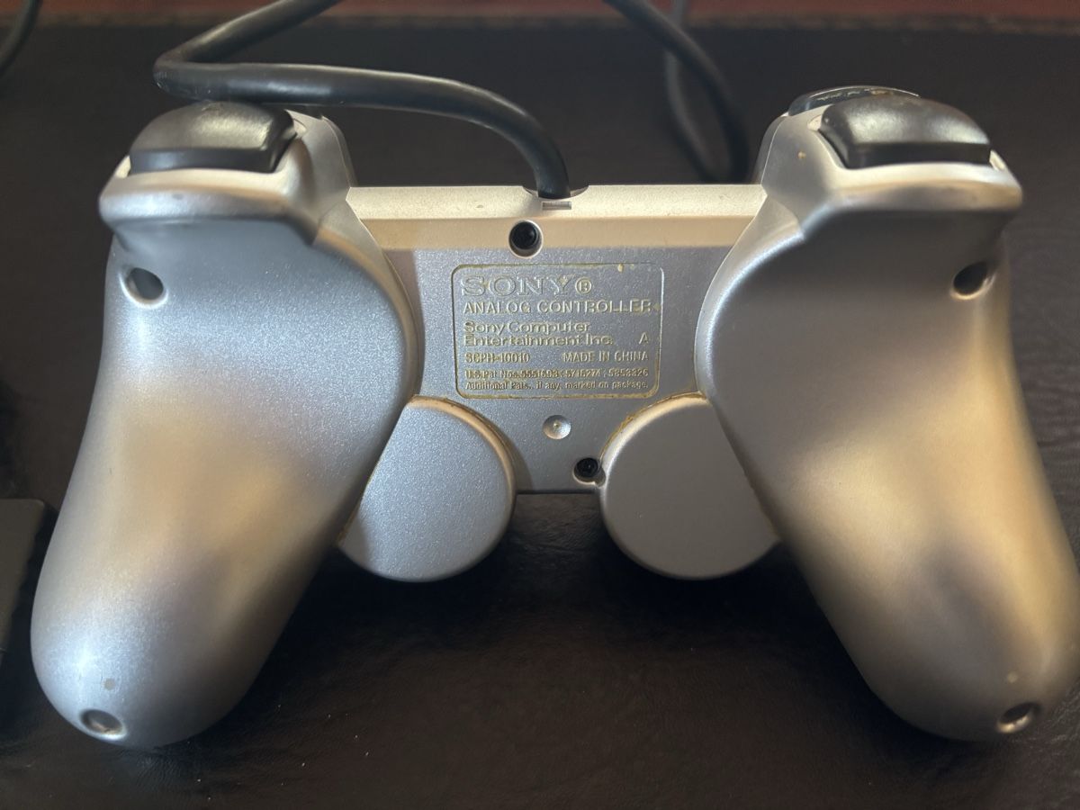 Sony Console: Manette PS2 silver (rare) – Usato da Mézières VD venduto da P-M-C 4