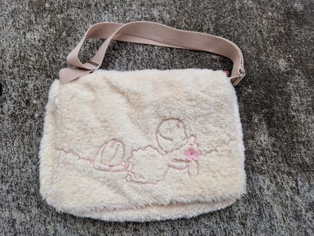 Flauschige weisse Nici Tasche