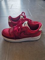 Nike Air Force 1 Low „Satin Red“ NSW Edition – Gr. 38.5 – To