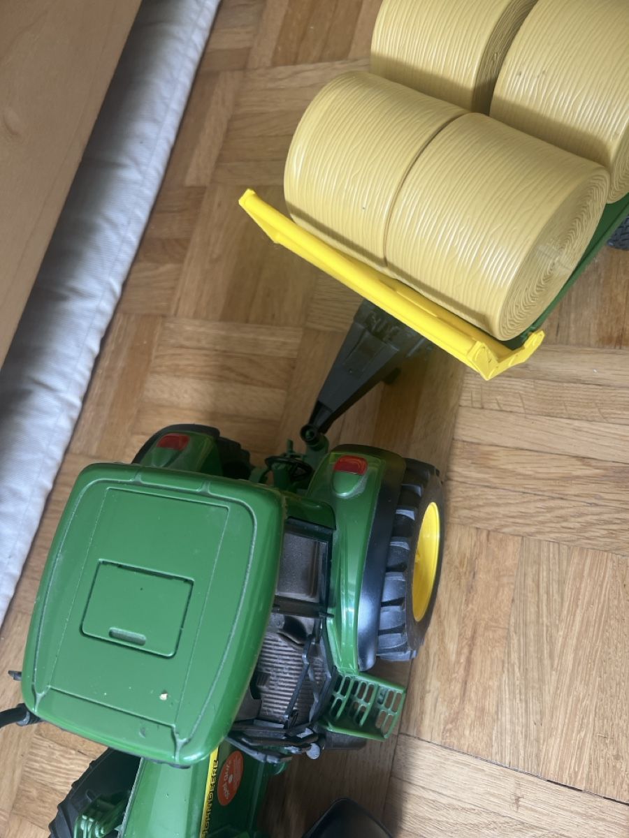 Spielzeuge: John Deere Traktor mit Ballenwagen und Ballen-Set – Gebraucht aus Zürich von Mss7676 4