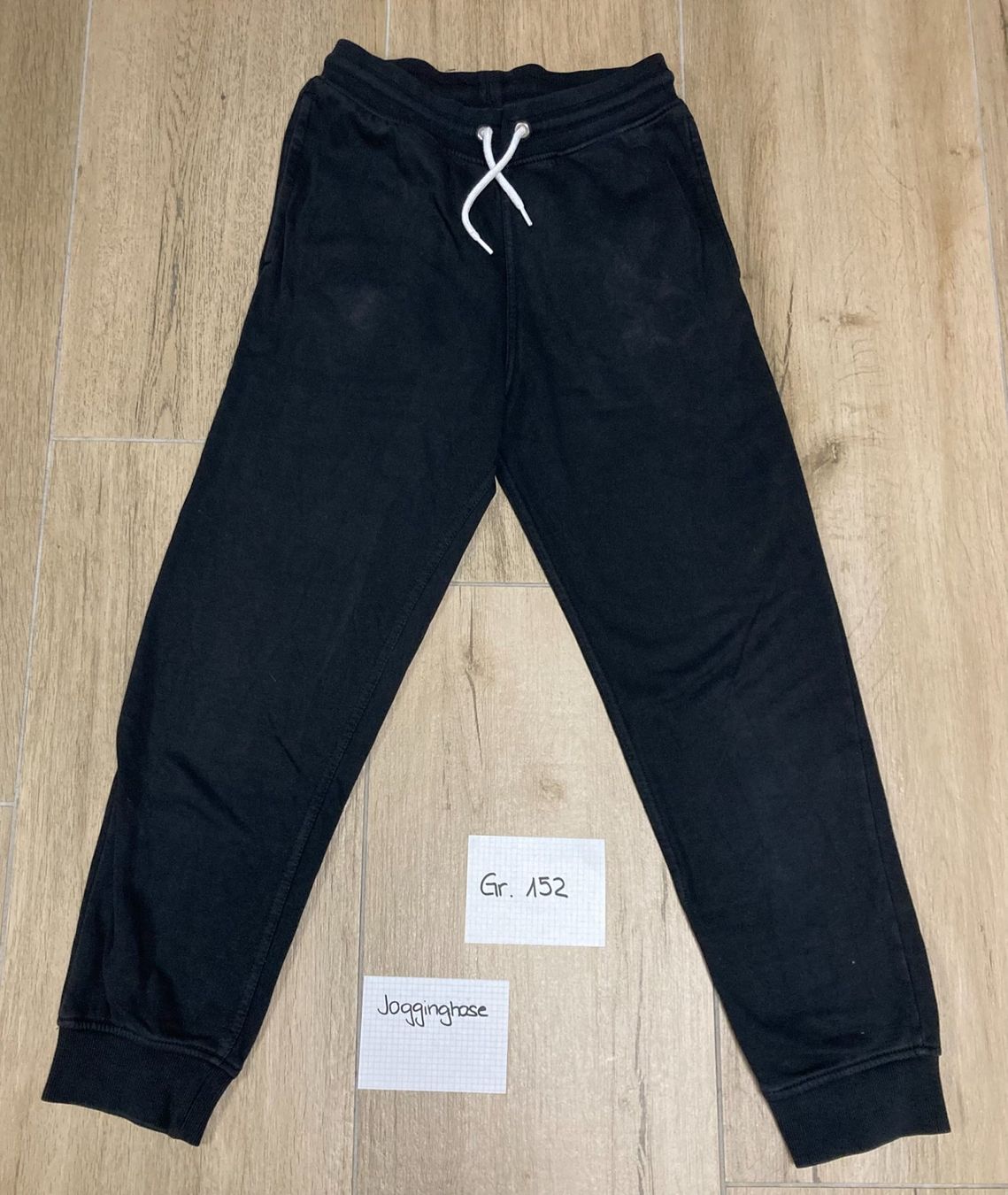 Pantaloni: Schwarze Jogginghose, Gr. 152 mit Taschen – Usato da Zuzwil SG venduto da Zaubertipps