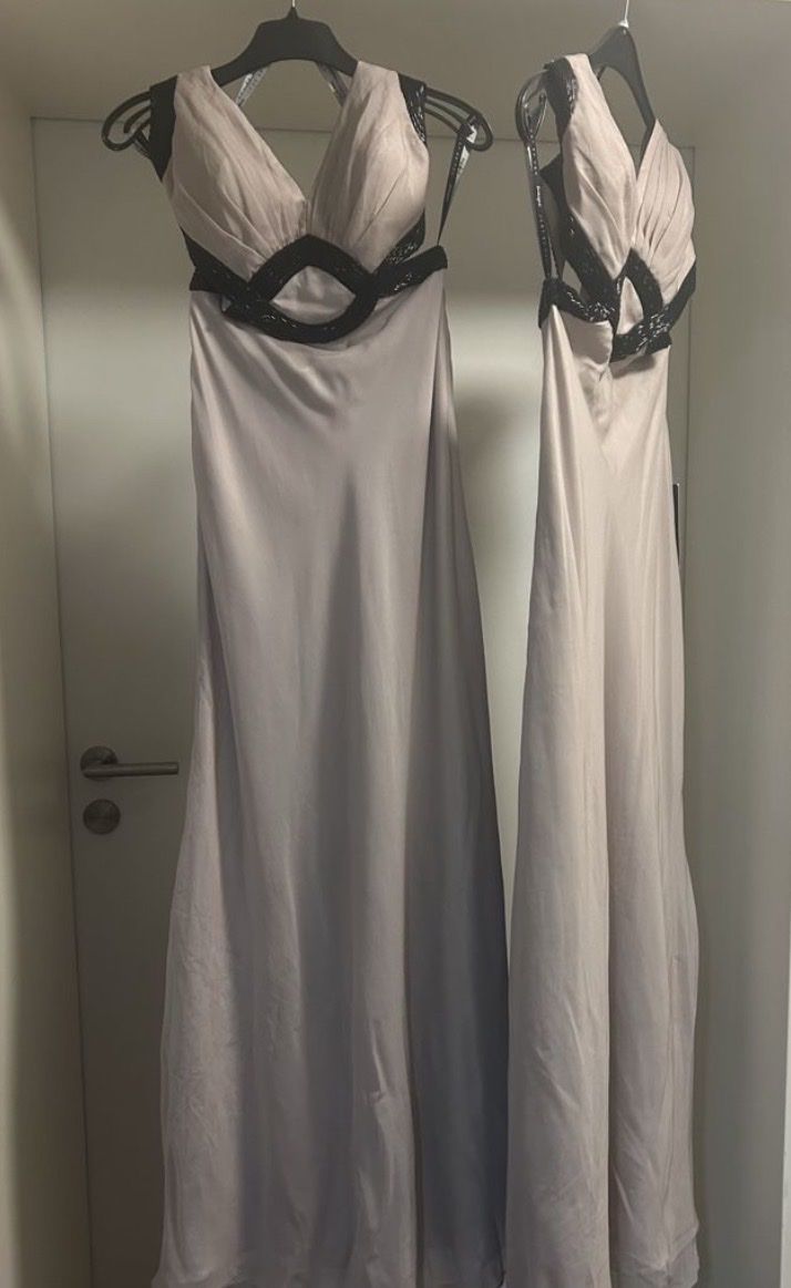 Robes: Abendkleid Unique Perlen bestickt lang hellgrau neuwertig – Neuf avec emballage d'origine à Marthalen par ber_5l95 1