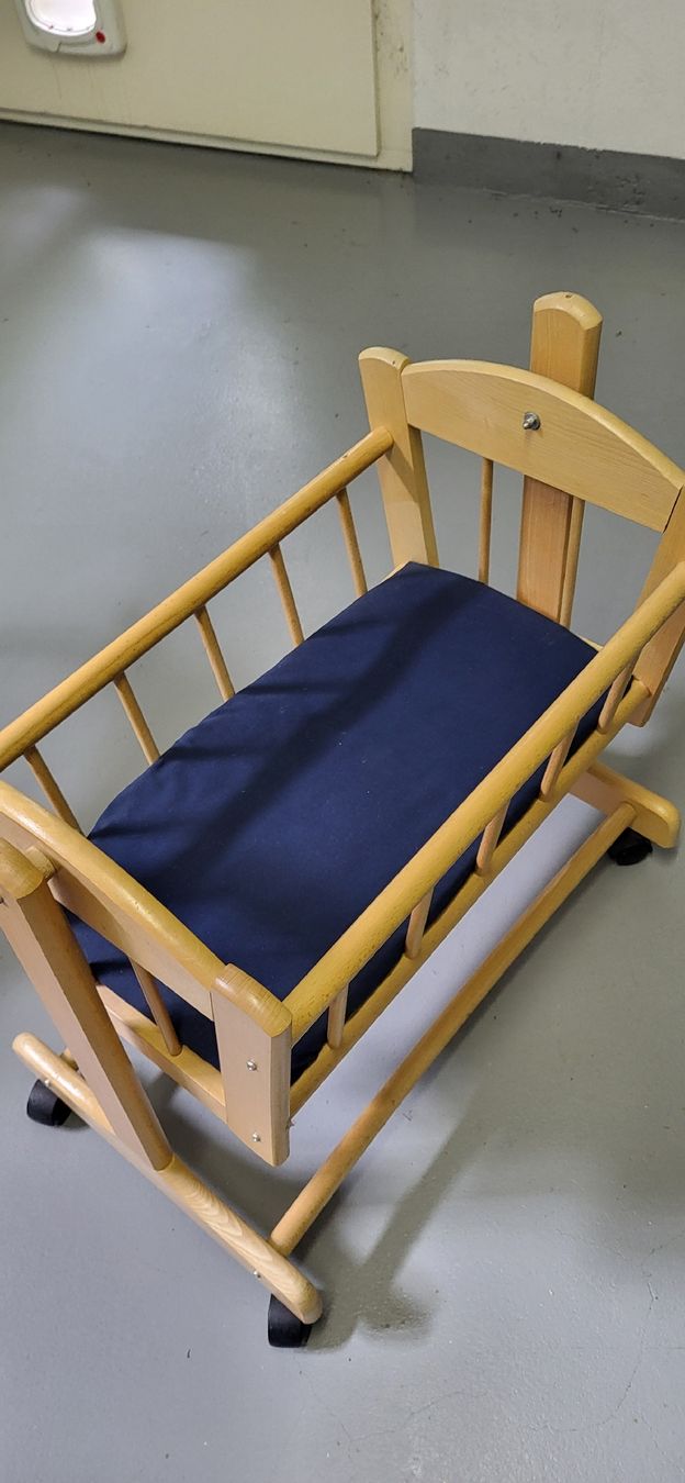 Carrozzine per bambole: Puppen -Wiege mit  Bettinhalt – Usato da Merenschwand venduto da Boonie 3
