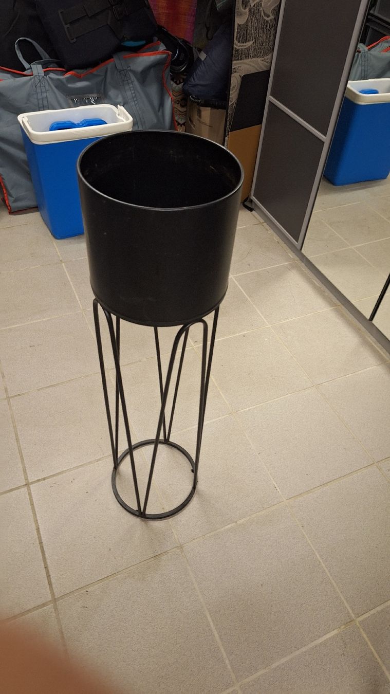 Autres articles pour la maison: Blumentopf mit Untergestell Metall schwarz Rund – D'occasion à Dürnten par dany43