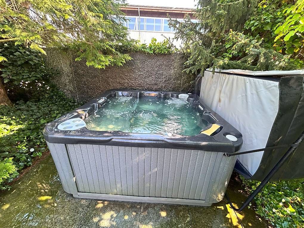 Whirlpool: Outdoor-Whirlpool 6 Plätze – Gebraucht aus Luzern von