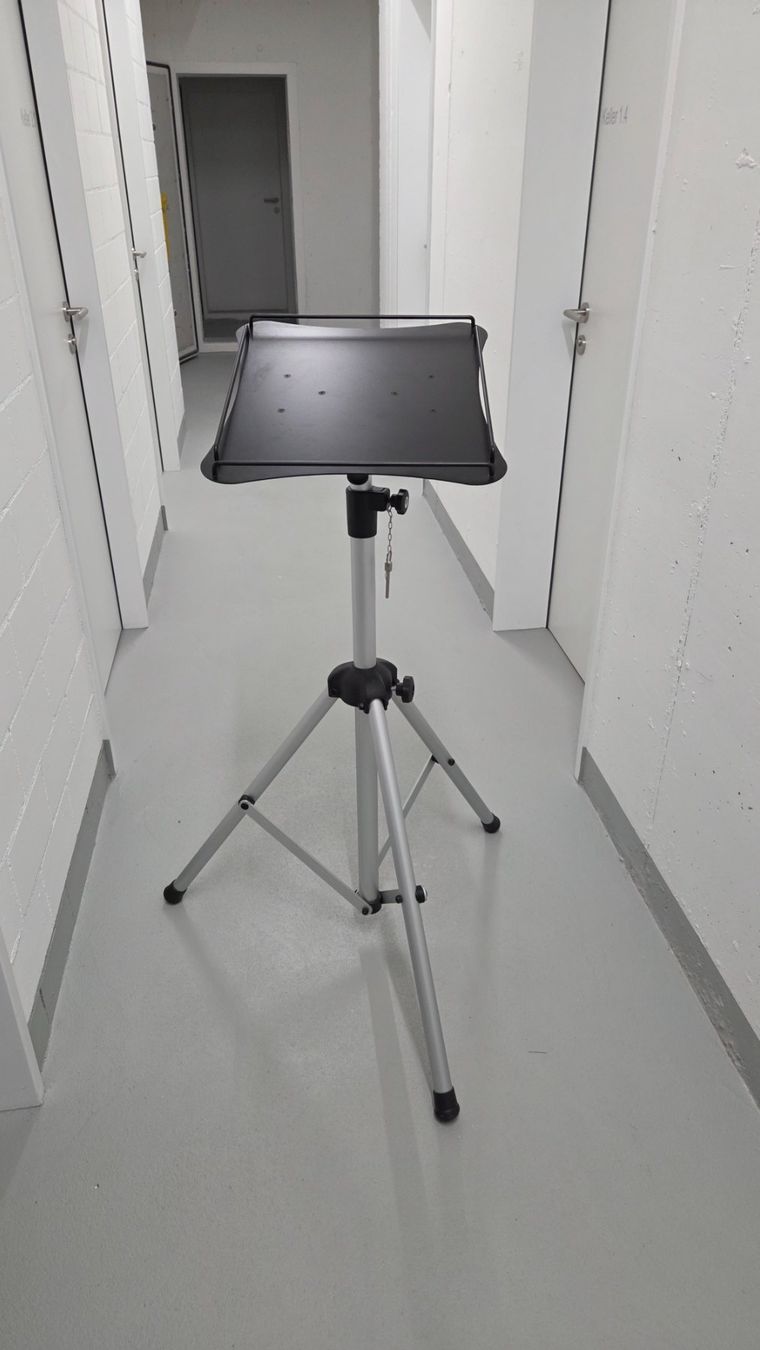 Autres décorations & accessoires: Projector stand, foldable and adjustable – D'occasion à Zürich par arthur_tur