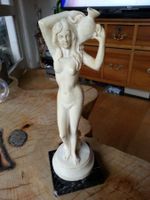 Vintage Porzellan Frauenfigur Akt "Die Wasserträgerin"