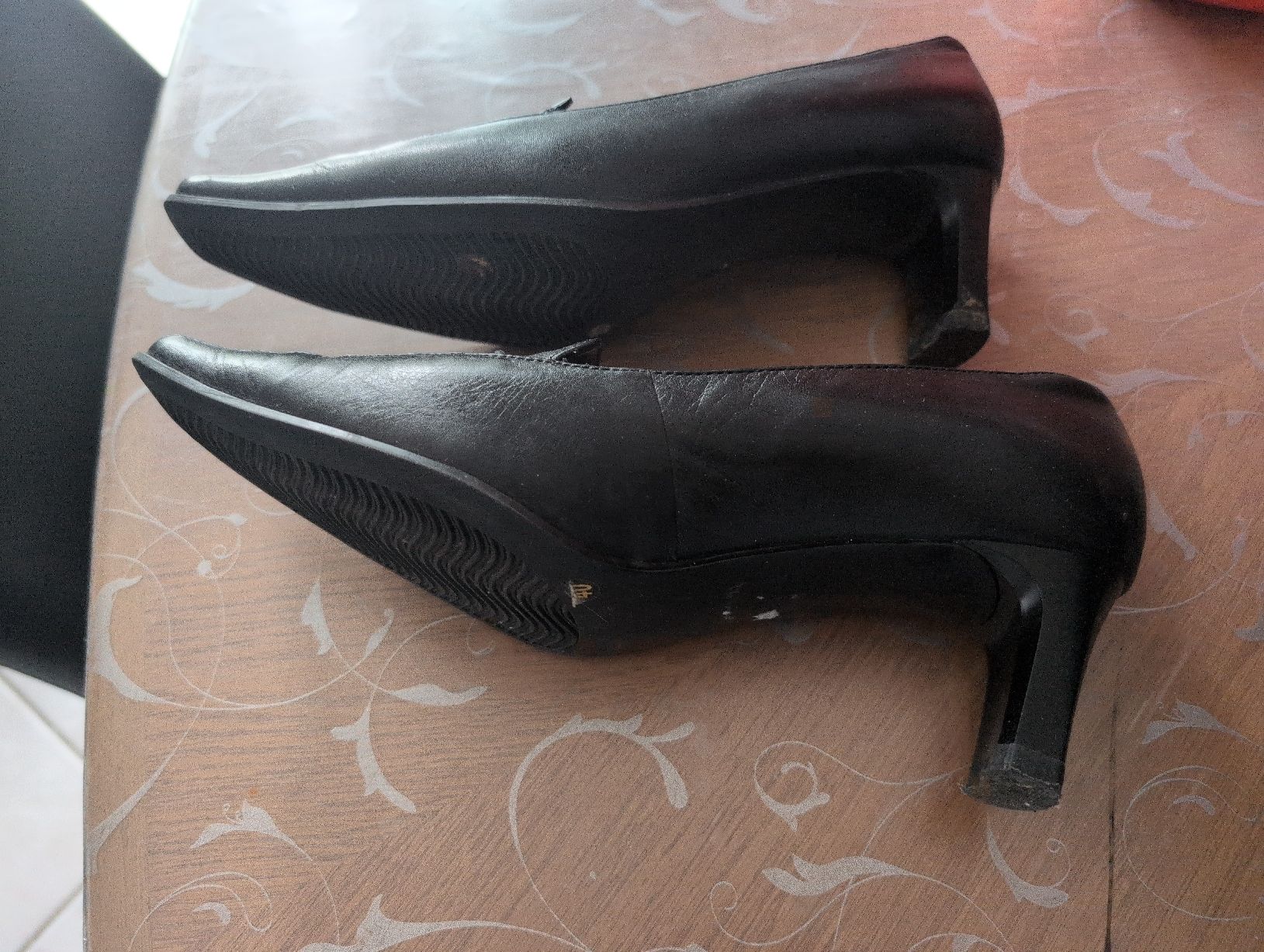 Damenschuhe: Chaussures élégantes en cuir noir, taille 40 – Gebraucht aus CORMINBOEUF von savaja 2