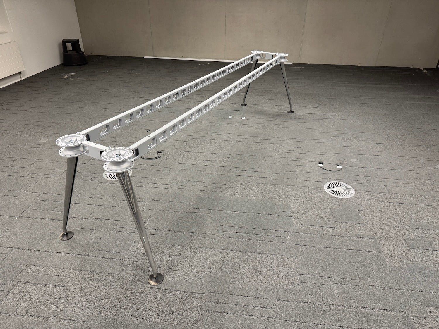Vitra Tavoli: Vitra MedaMorph Sitzungszimmertisch Untergestell  252cm – Usato da Affoltern am Albis venduto da Zapro 5