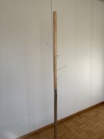 Moderner Kleiderständer aus Holz und Metall