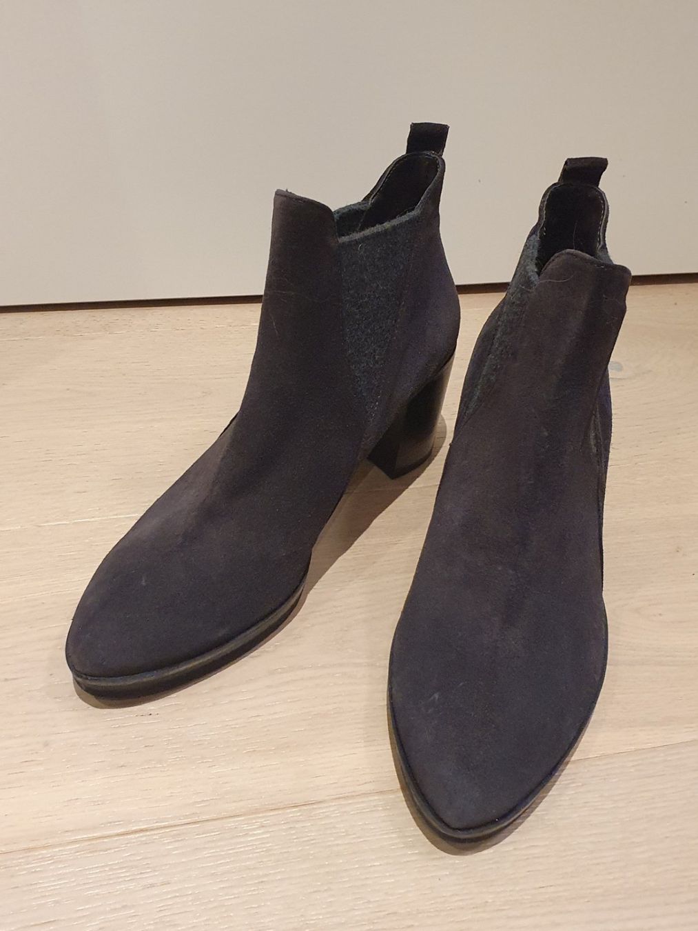 Scarpe da donna: Neue Wildleder Stiefeletten Grösse 40 – Nuovo (secondo la descrizione) da Forch venduto da Lenaxxx 1
