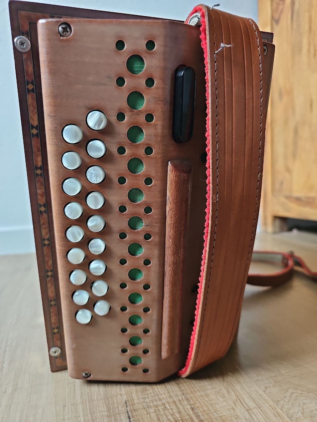 Strumenti musicali: Zugerörgeli Handorgel TOP Zustand inkl. Koffer – Usato da Berneck venduto da Spigi88 4