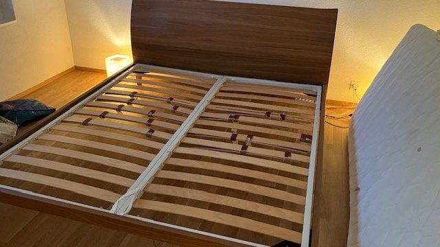 Letti: Holzbett 1.8m mit Rost – Usato da Root venduto da kimvbui 2