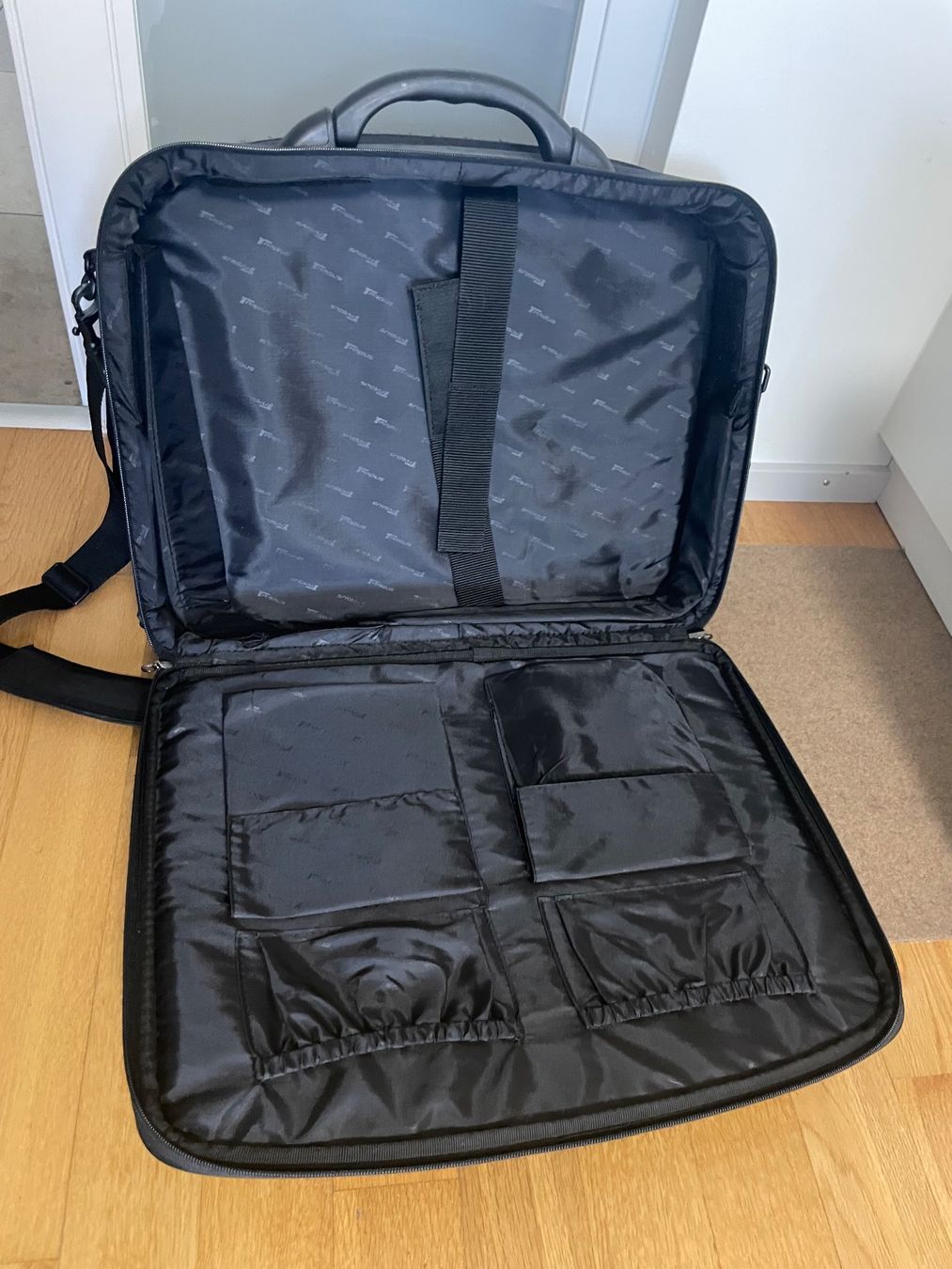 Targus Taschen: Laptoptasche Targus schwarz – Gebraucht aus Therwil von lea_tsz9 1