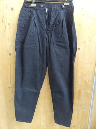 Schwarze Hosen mit vertellbarer Taille