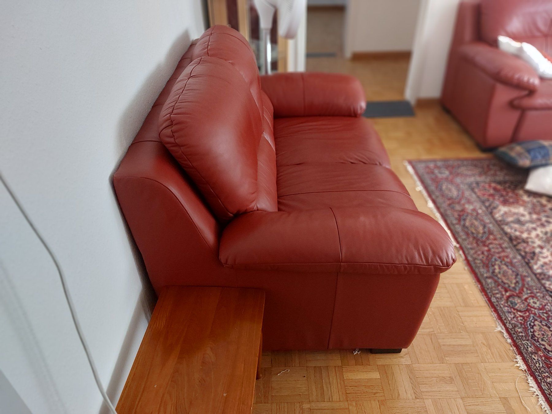 Sofas: 2 sofas, rote kunstleder, 2er und 3er, guter zustand – D'occasion à Allschwil par akbarfarshori 2