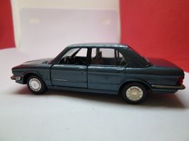 BMW 528i - anthrazit - schönes Modell von GAMA
