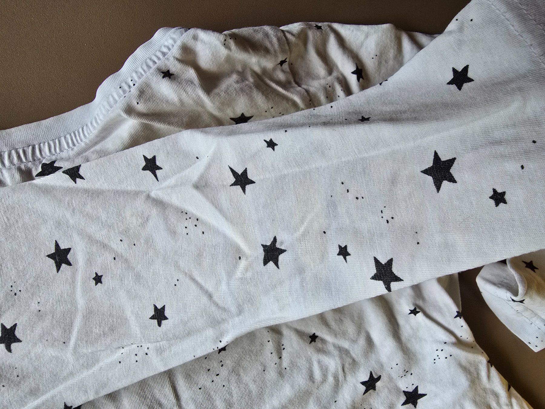 Pyjamas: Pyjama Sterne Grösse 122/128 – D'occasion à Büttikon AG par Amineah 3