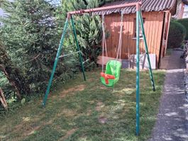 Älteres Schaukelgestell  inklusive drei Schaukeln