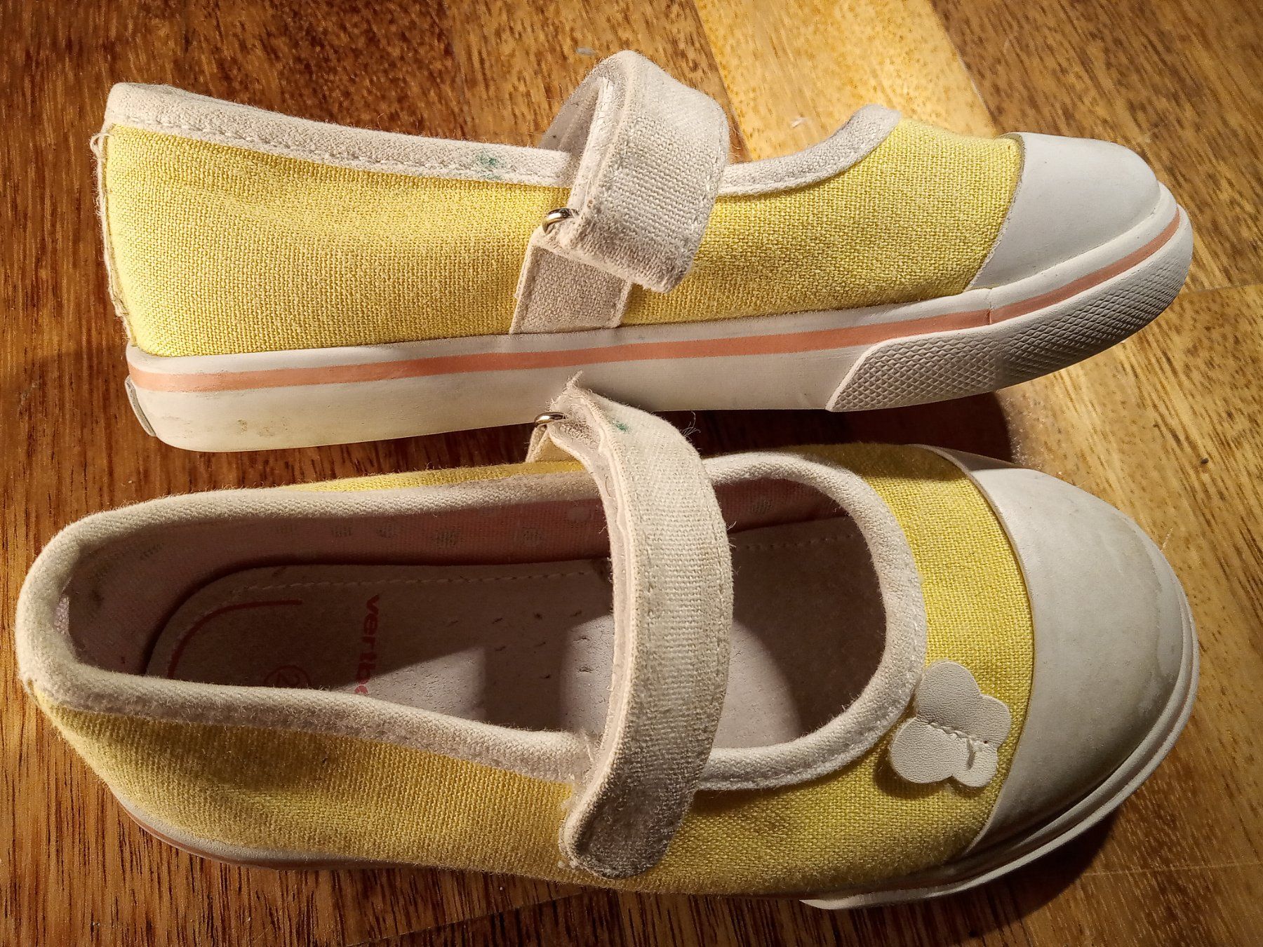 Vertbaudet Scarpe per ragazze: Vertbaudet Stoffschuhe Mädchen Grösse 27 – Usato da Büren SO venduto da swelch 1