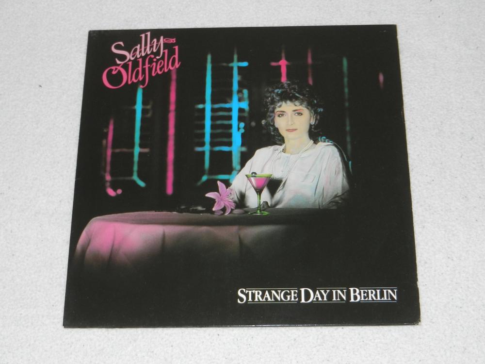 LP SALLY OLDFIELD - STRANGE DAYS IN BERLIN/1983 GERMANY,VG+