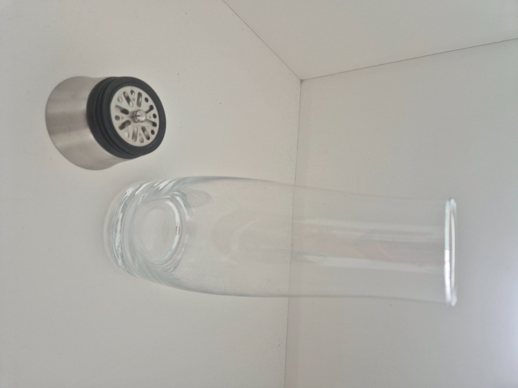 Carafes: Glaskaraffe mit Edelstahlverschluss und Sieb – D'occasion à Eglisau par nicij79 3