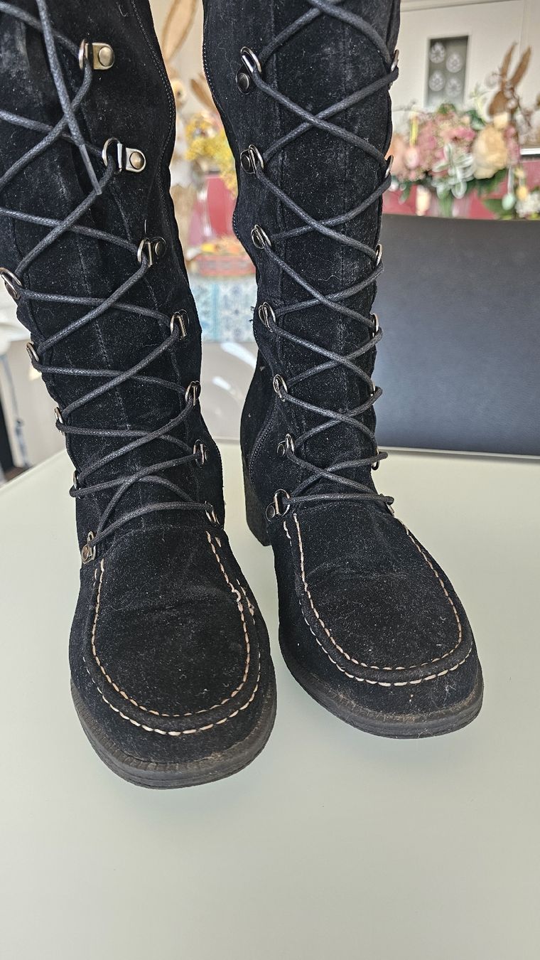 Scarpe per cavalli: Bottes en daim ornées d'un cordon décoratif sur le devant. – Usato da Nax venduto da mojy 1