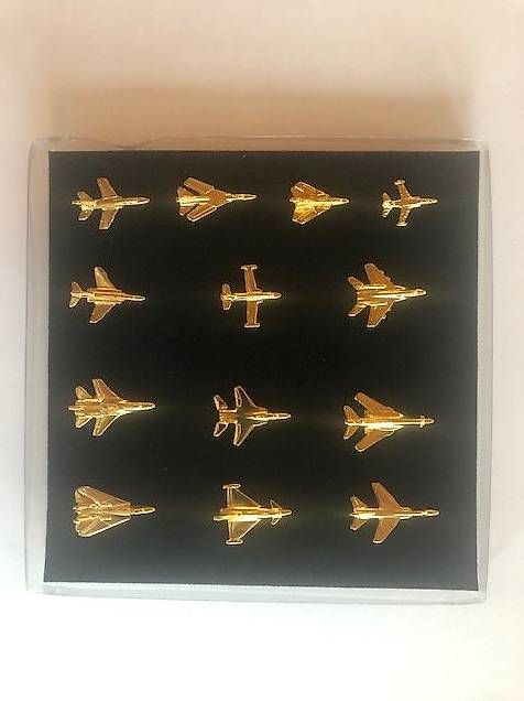 Placchette & Badge: Pins avions à réaction – Usato da Cernier venduto da Mustang28966