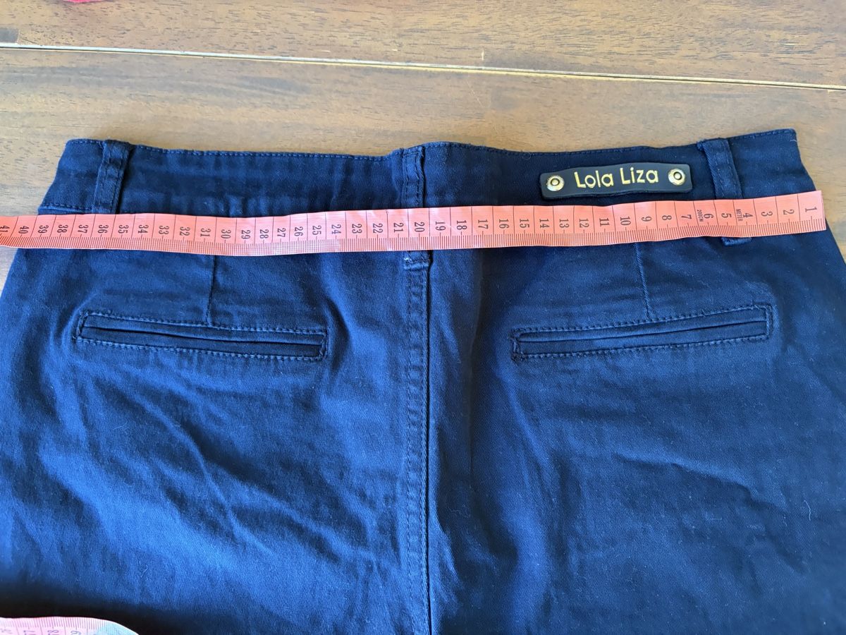 Pantaloni: Chic Navy Blue Hot Shorts, size 40 – Usato da Nyon venduto da Deb_D39 4