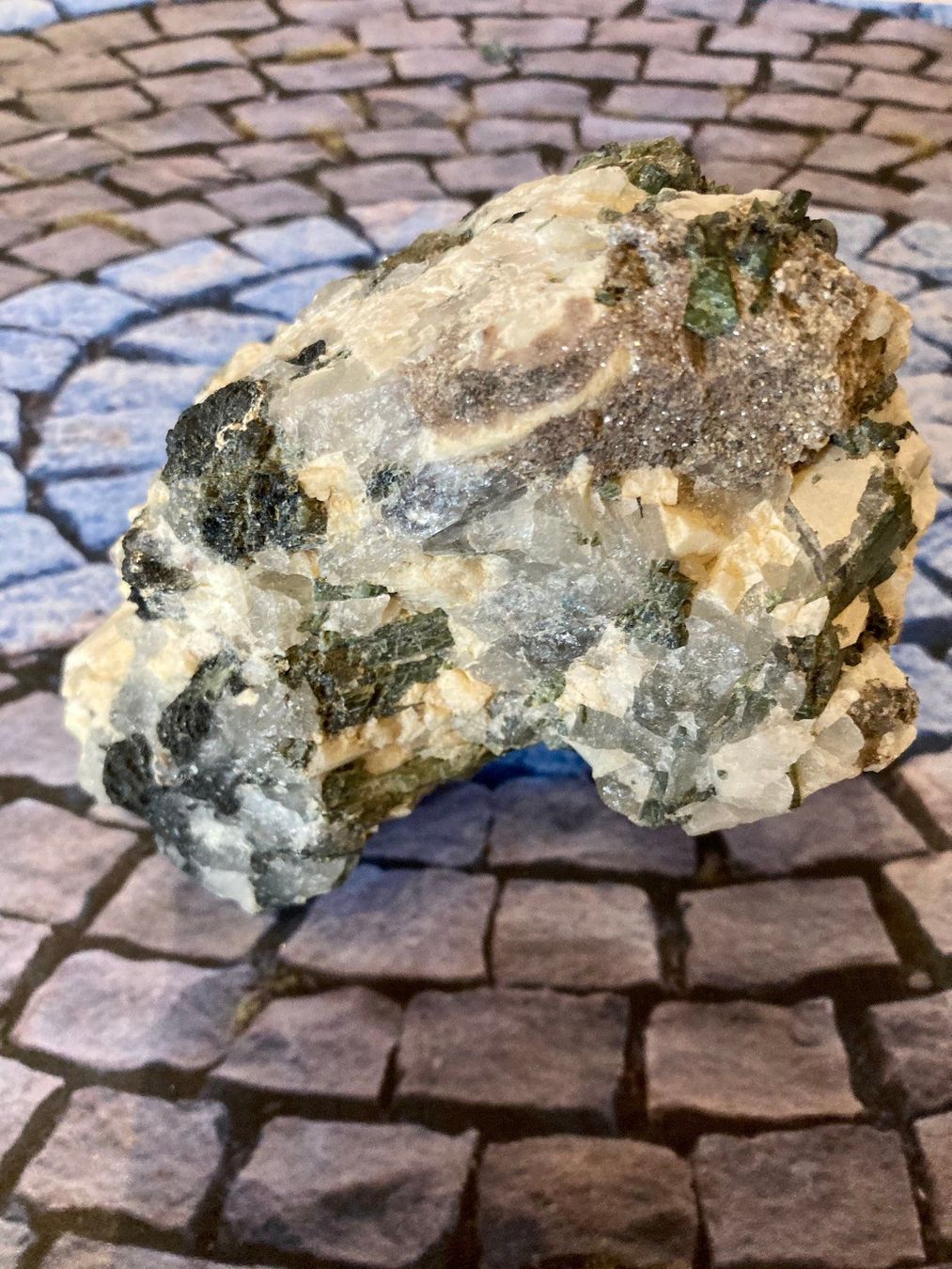 Minerali & Pietre curative: Turmalin /Albit – Nuovo (secondo la descrizione) da Biberist venduto da Steine 4