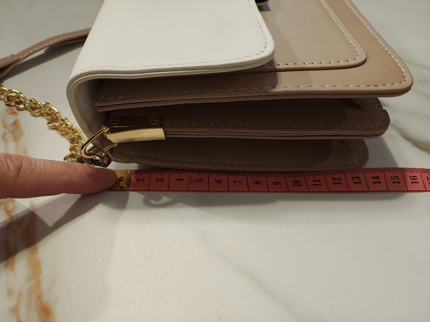 Borse da donna: Handtasche, beige/weiss mit Goldkette – Usato da Rütihof venduto da iva_2yts 8