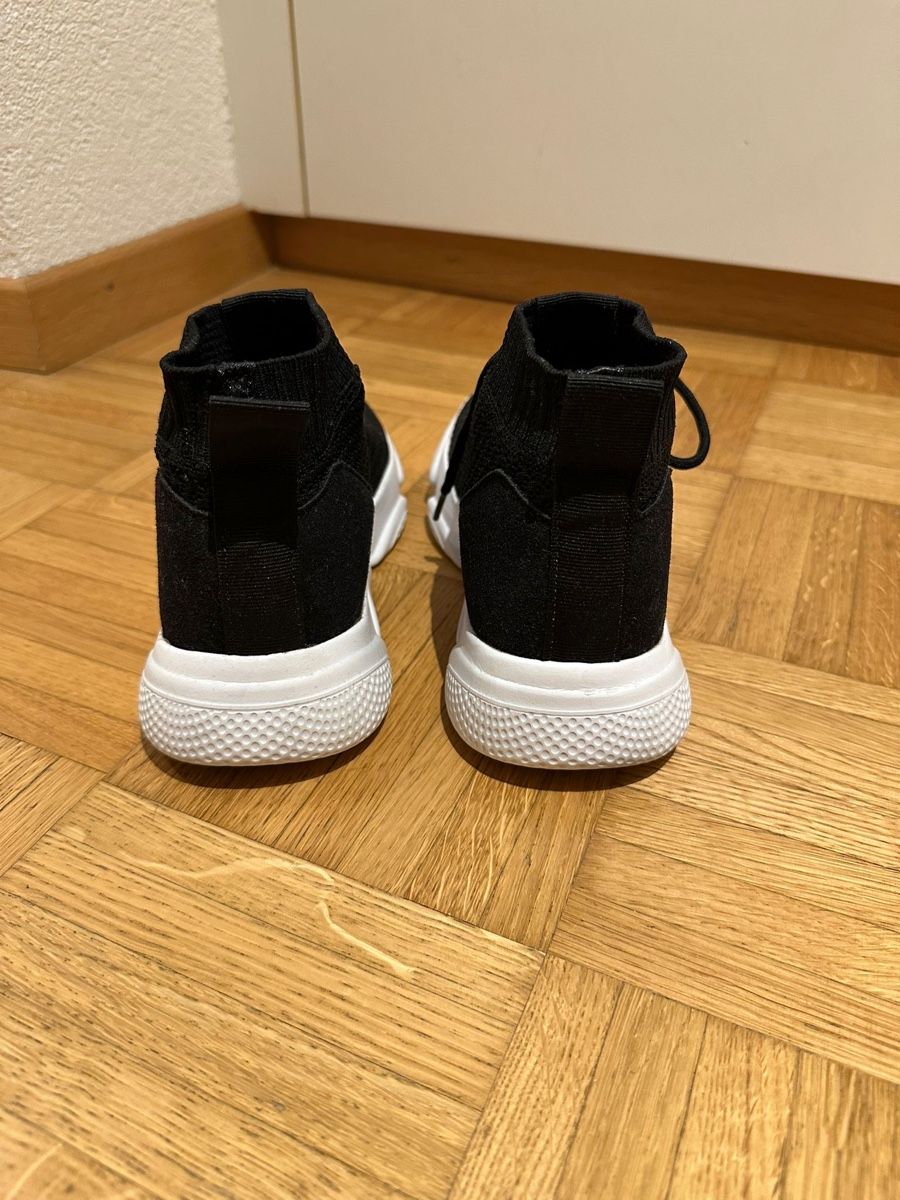 Scarpe da donna: Trendige Sneaker, Schwarz/Weiss, Grösse 37 – Usato da Wil SG venduto da millass 1