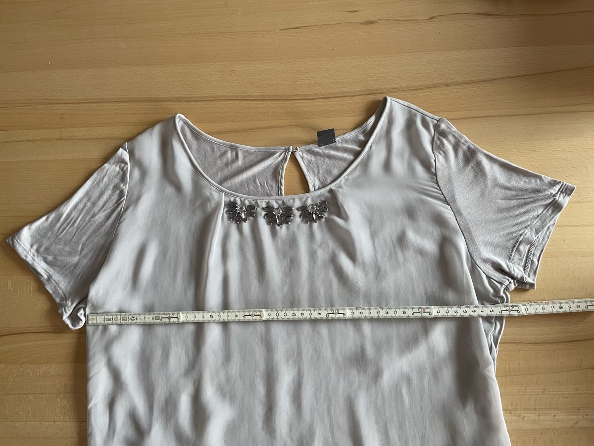 S.Oliver Chemisiers: Damen Bluse hellgrau mit Perlenbesatz neuwertig – D'occasion à Birmenstorf AG par JUNA72 1